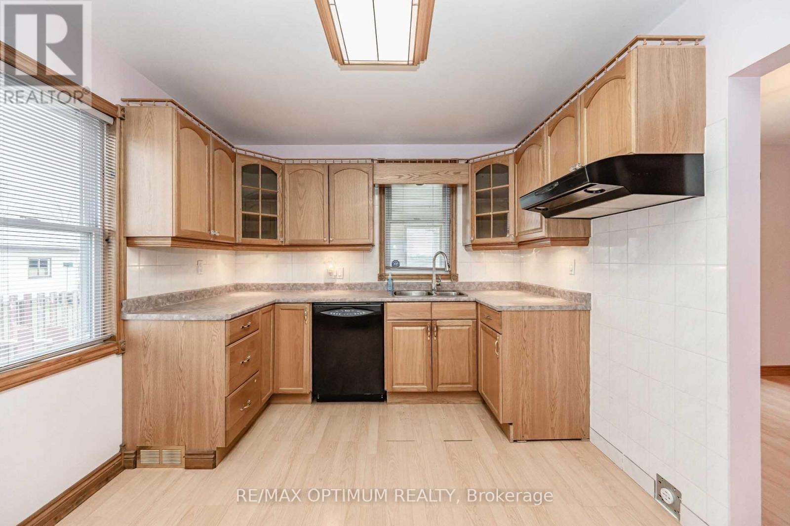 715 Main Street S, Cambridge, ON - Indoor Photo Showing Kitchen With Double Sink
