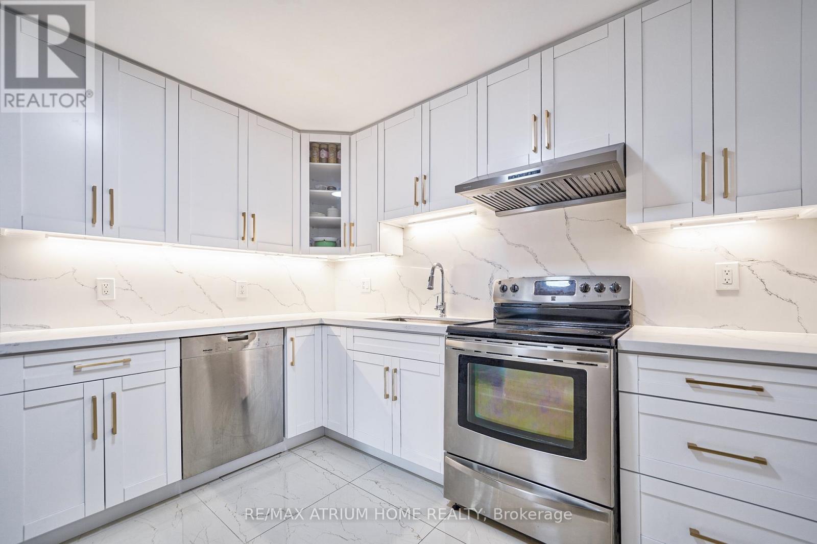 61 Trothen Circle, Markham, ON - Indoor Photo Showing Kitchen