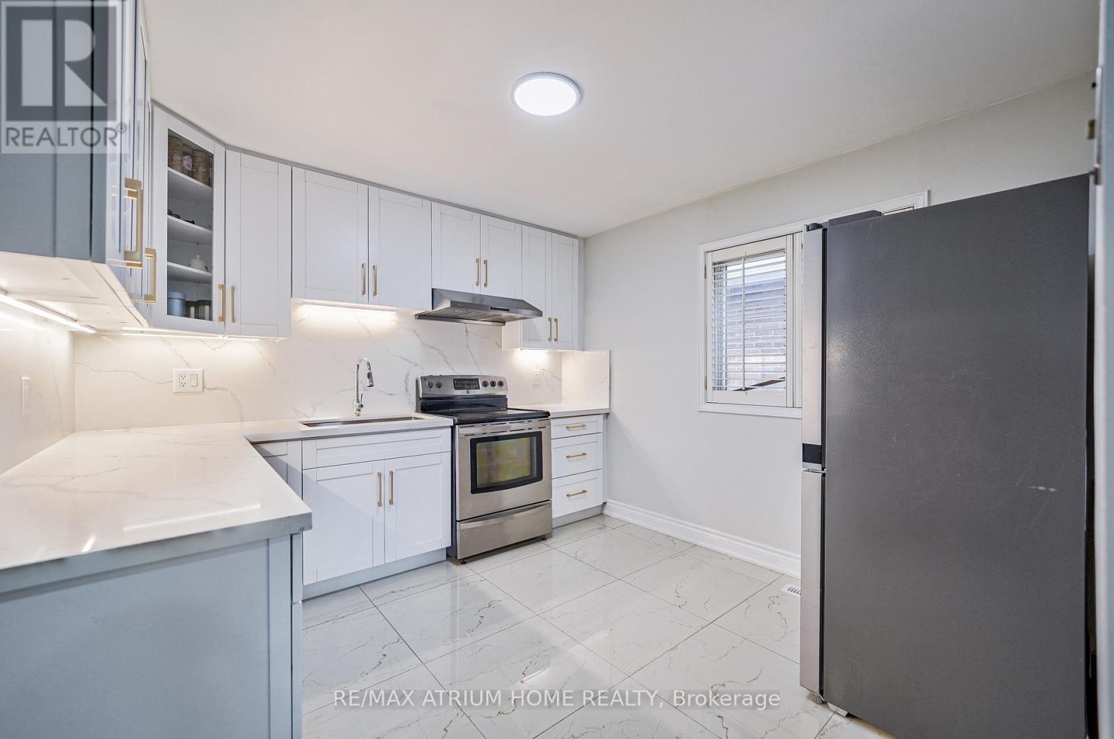 61 Trothen Circle, Markham, ON - Indoor Photo Showing Kitchen
