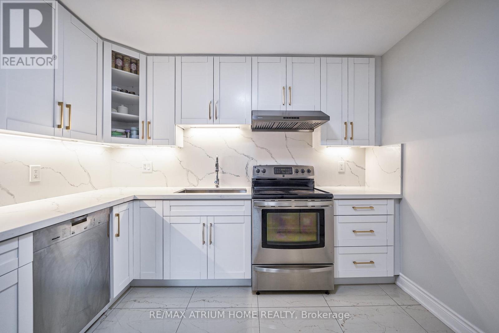 61 Trothen Circle, Markham, ON - Indoor Photo Showing Kitchen