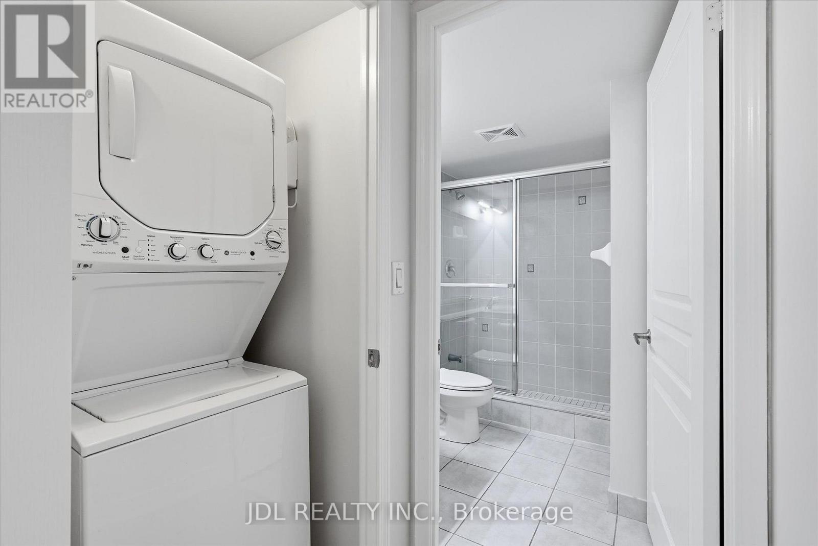 516 - 503 Beecroft Road, Toronto, ON - Indoor Photo Showing Laundry Room