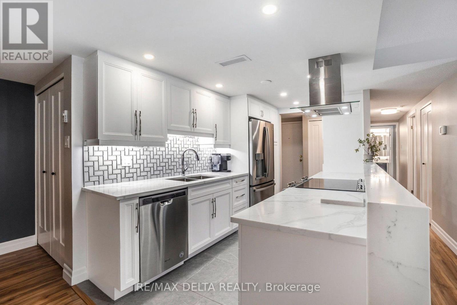 304 - 295 Gilmour Street, Ottawa, ON - Indoor Photo Showing Kitchen With Double Sink With Upgraded Kitchen
