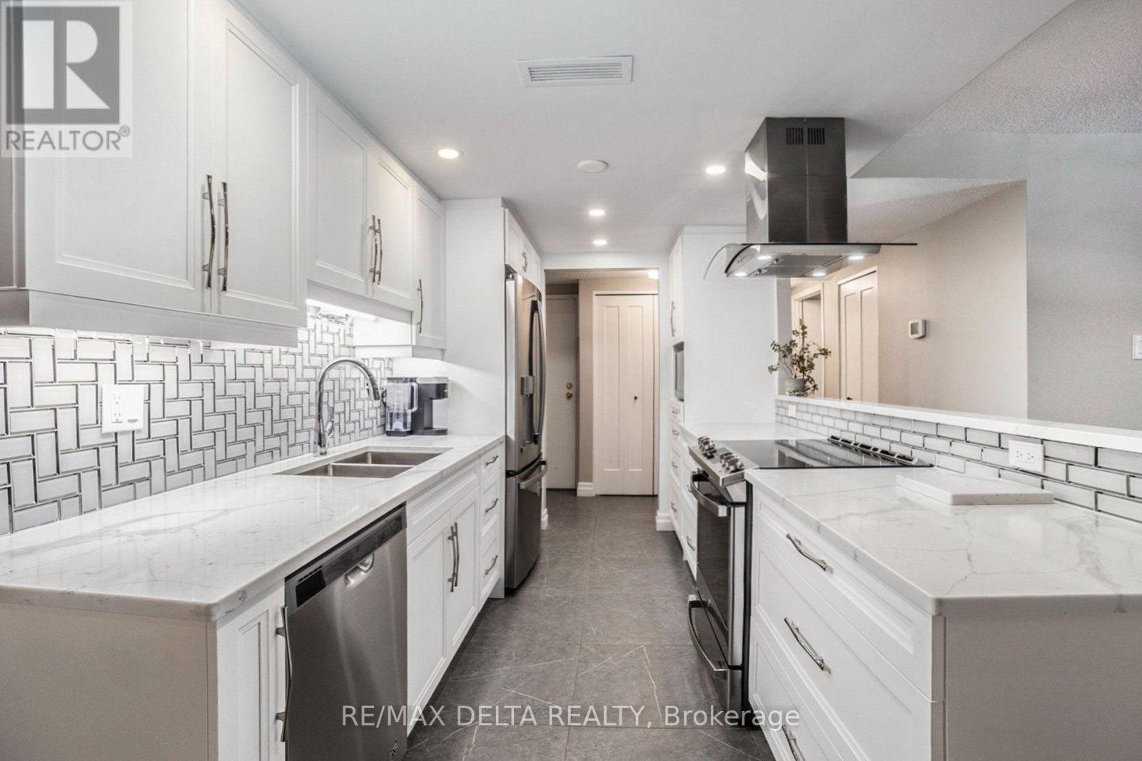 304 - 295 Gilmour Street, Ottawa, ON - Indoor Photo Showing Kitchen With Double Sink With Upgraded Kitchen