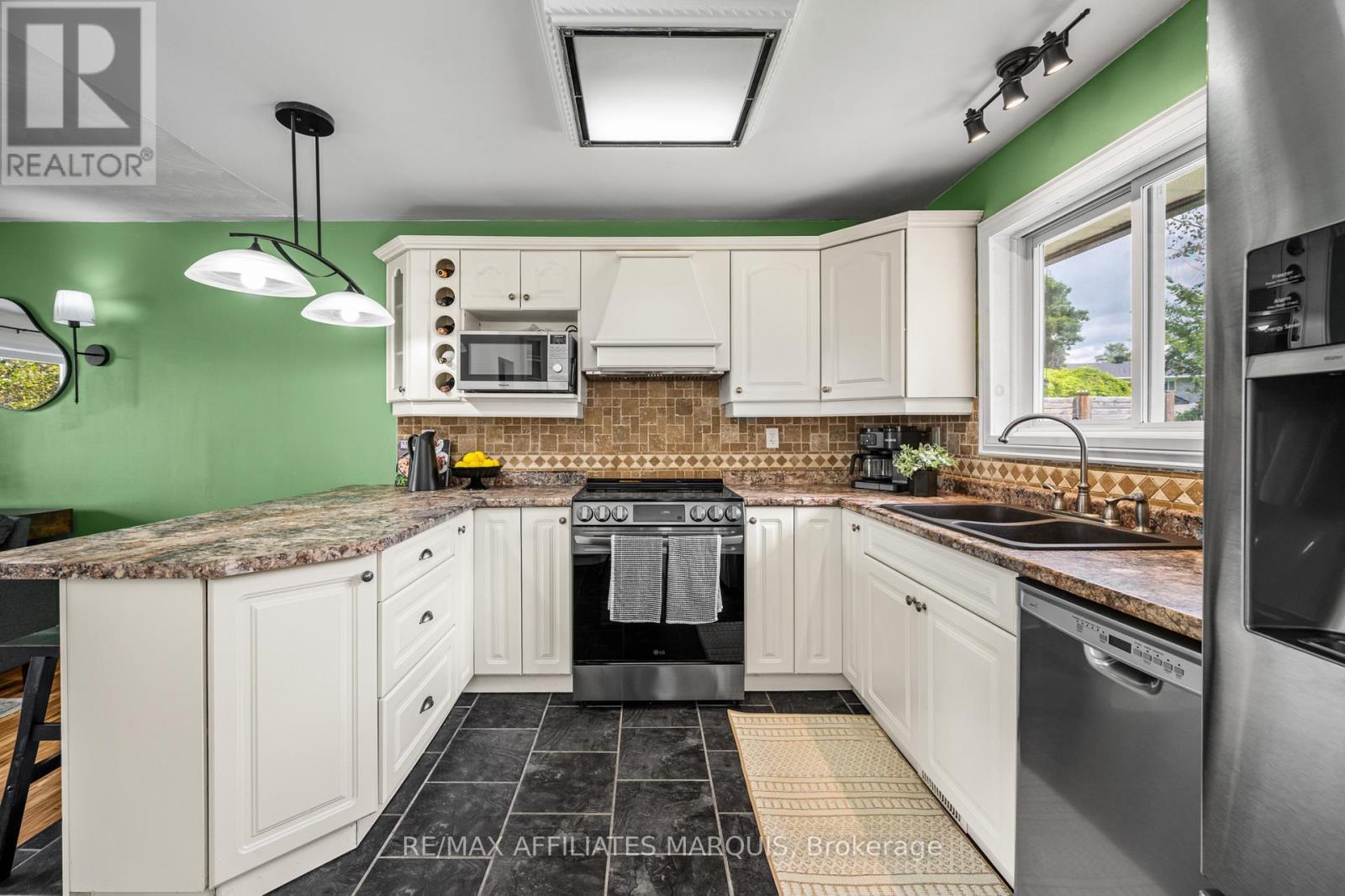 3 Sunset Drive, Rideau Lakes, ON - Indoor Photo Showing Kitchen With Double Sink With Upgraded Kitchen