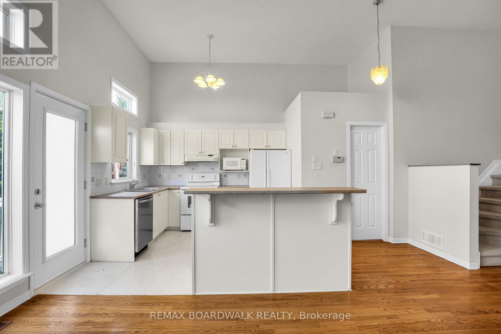 5 Maple Park Private, Ottawa, ON - Indoor Photo Showing Kitchen