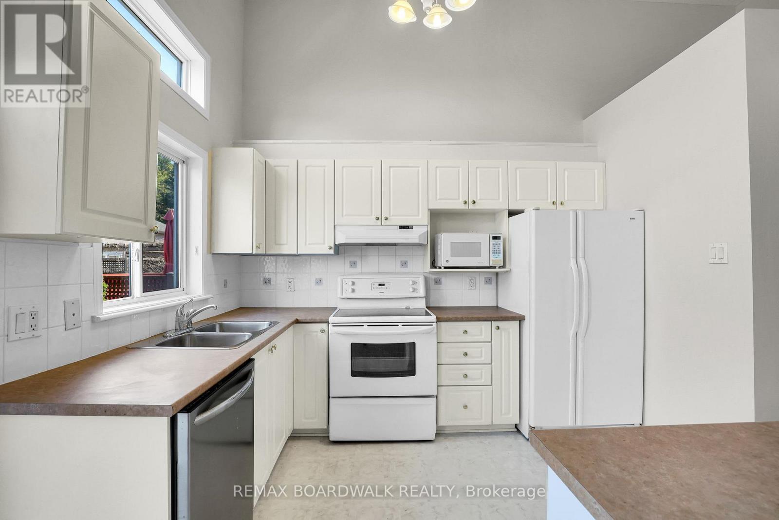 5 Maple Park Private, Ottawa, ON - Indoor Photo Showing Kitchen With Double Sink