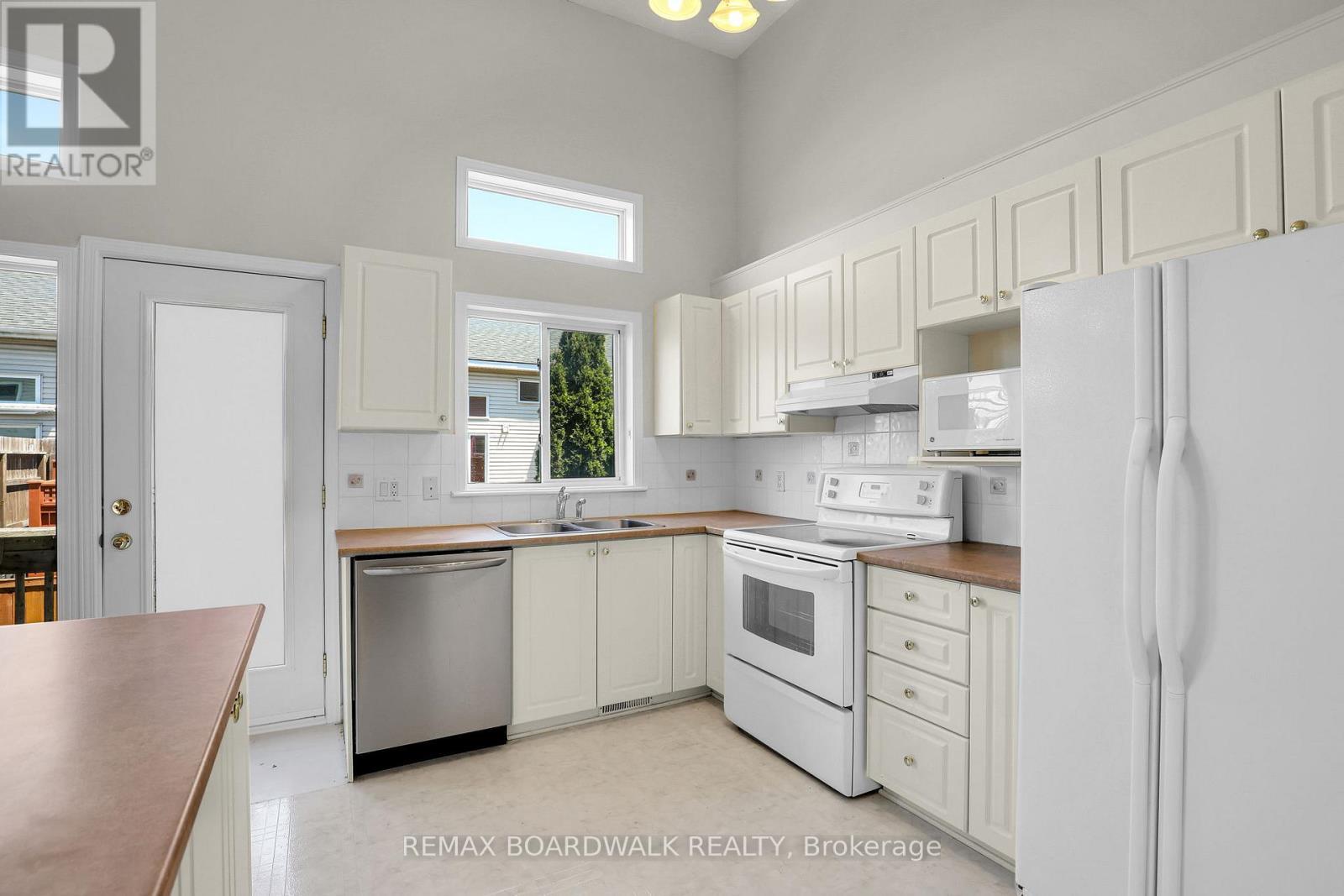 5 Maple Park Private, Ottawa, ON - Indoor Photo Showing Kitchen With Double Sink