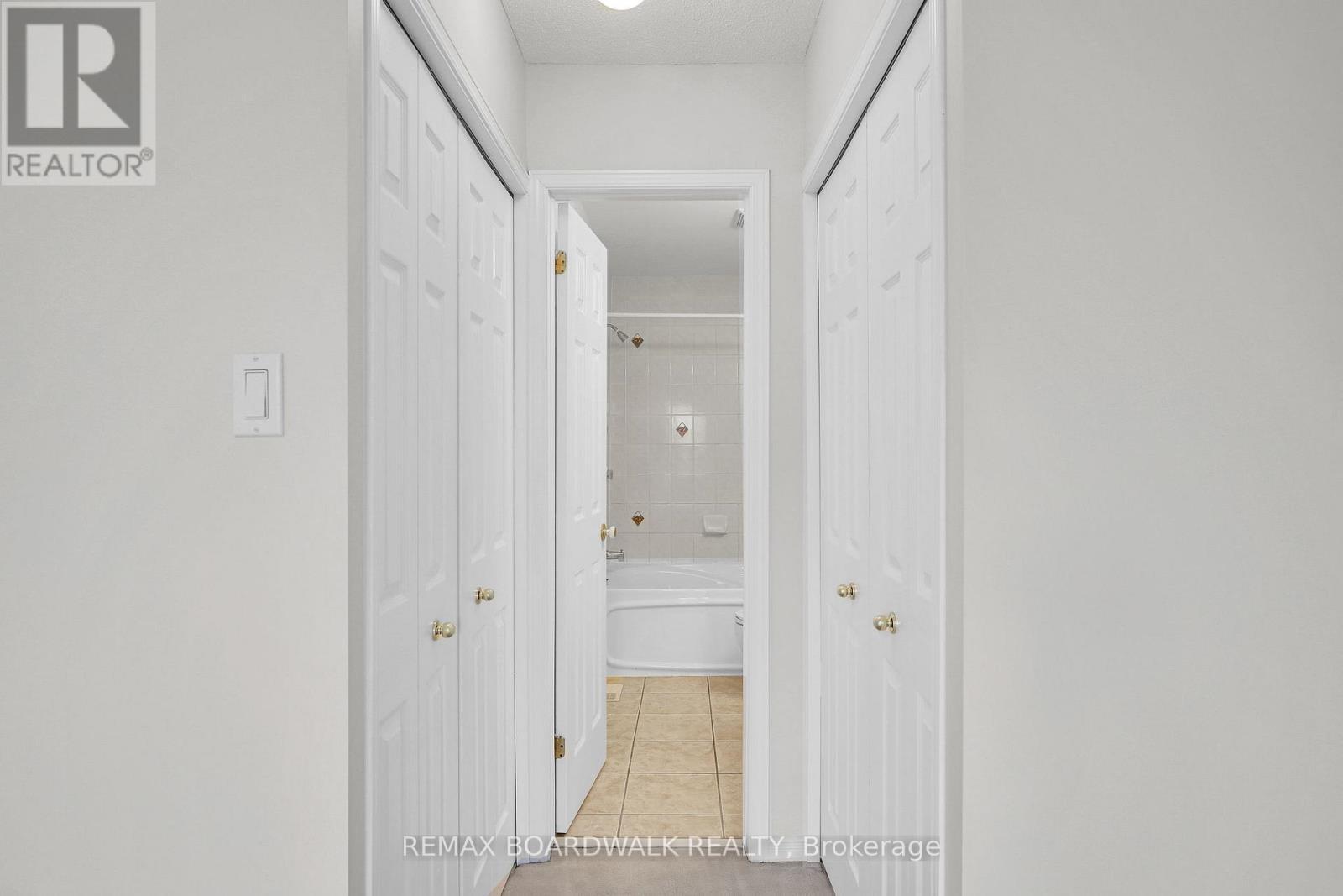 Cheater door from Primary to bathroom - 5 Maple Park Private, Ottawa, ON - Indoor