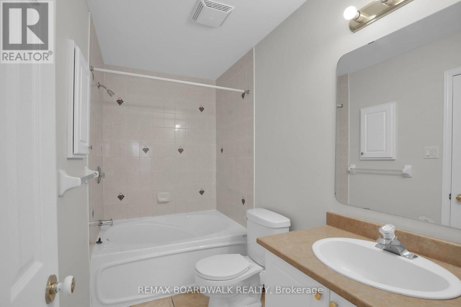 Main bathroom - 5 Maple Park Private, Ottawa, ON - Indoor Photo Showing Bathroom