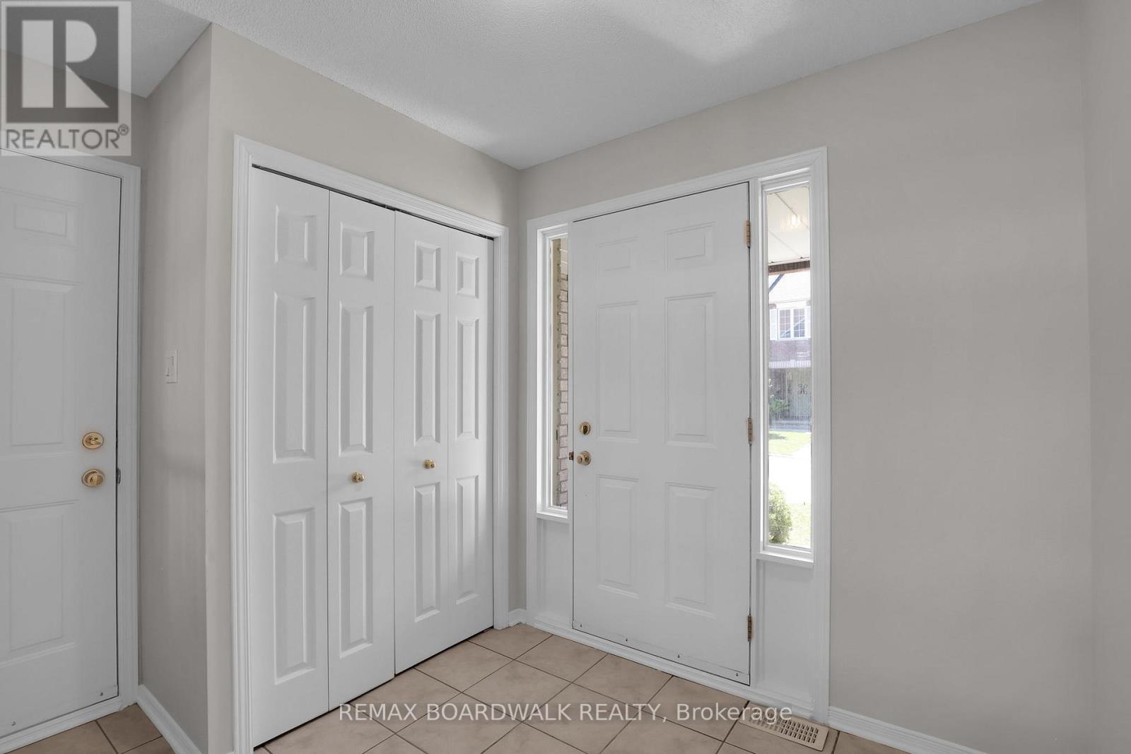 5 Maple Park Private, Ottawa, ON - Indoor Photo Showing Other Room