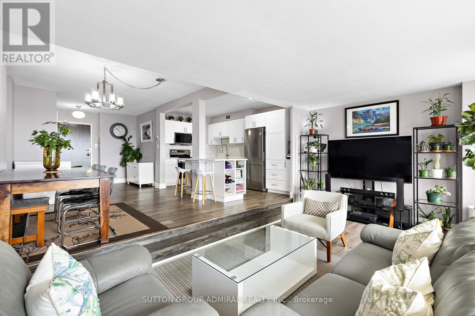 513 - 1 Four Winds Drive, Toronto, ON - Indoor Photo Showing Living Room