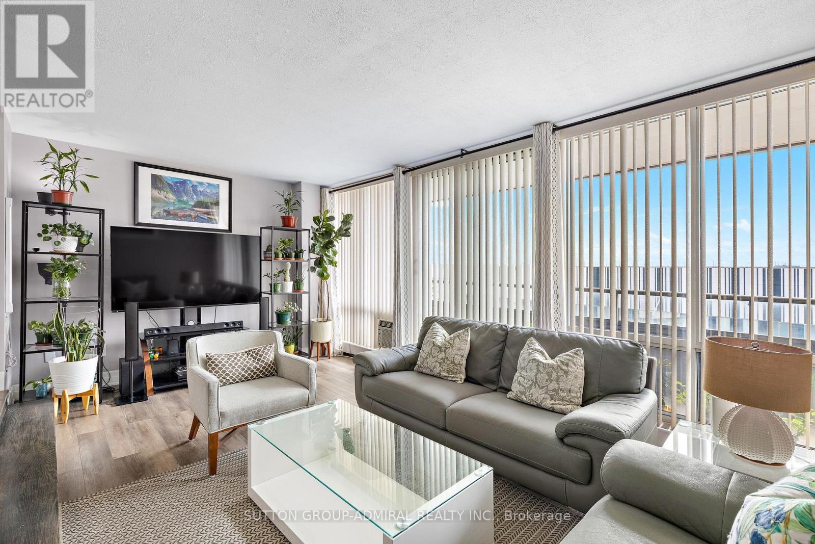 513 - 1 Four Winds Drive, Toronto, ON - Indoor Photo Showing Living Room