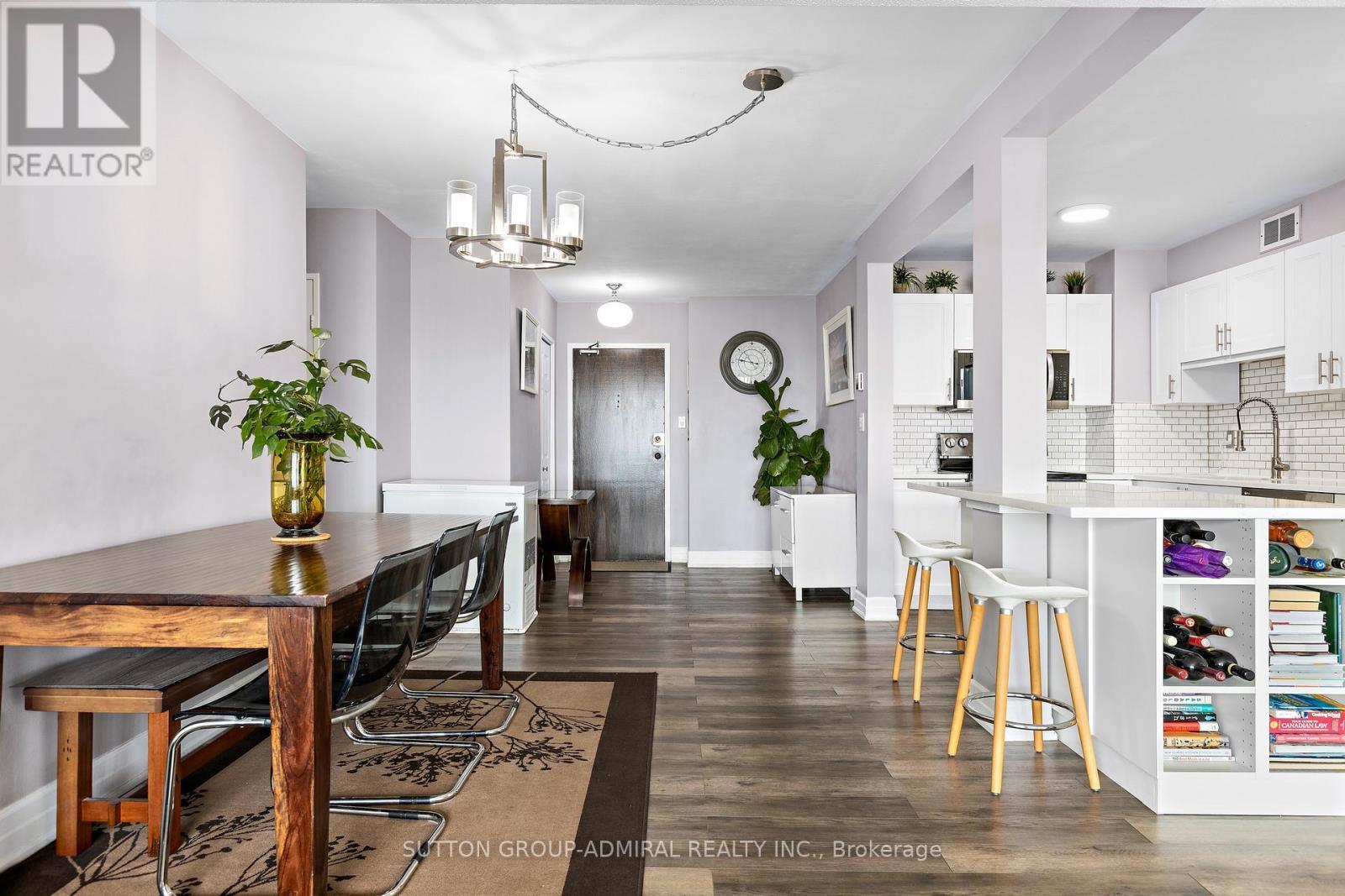 513 - 1 Four Winds Drive, Toronto, ON - Indoor Photo Showing Dining Room
