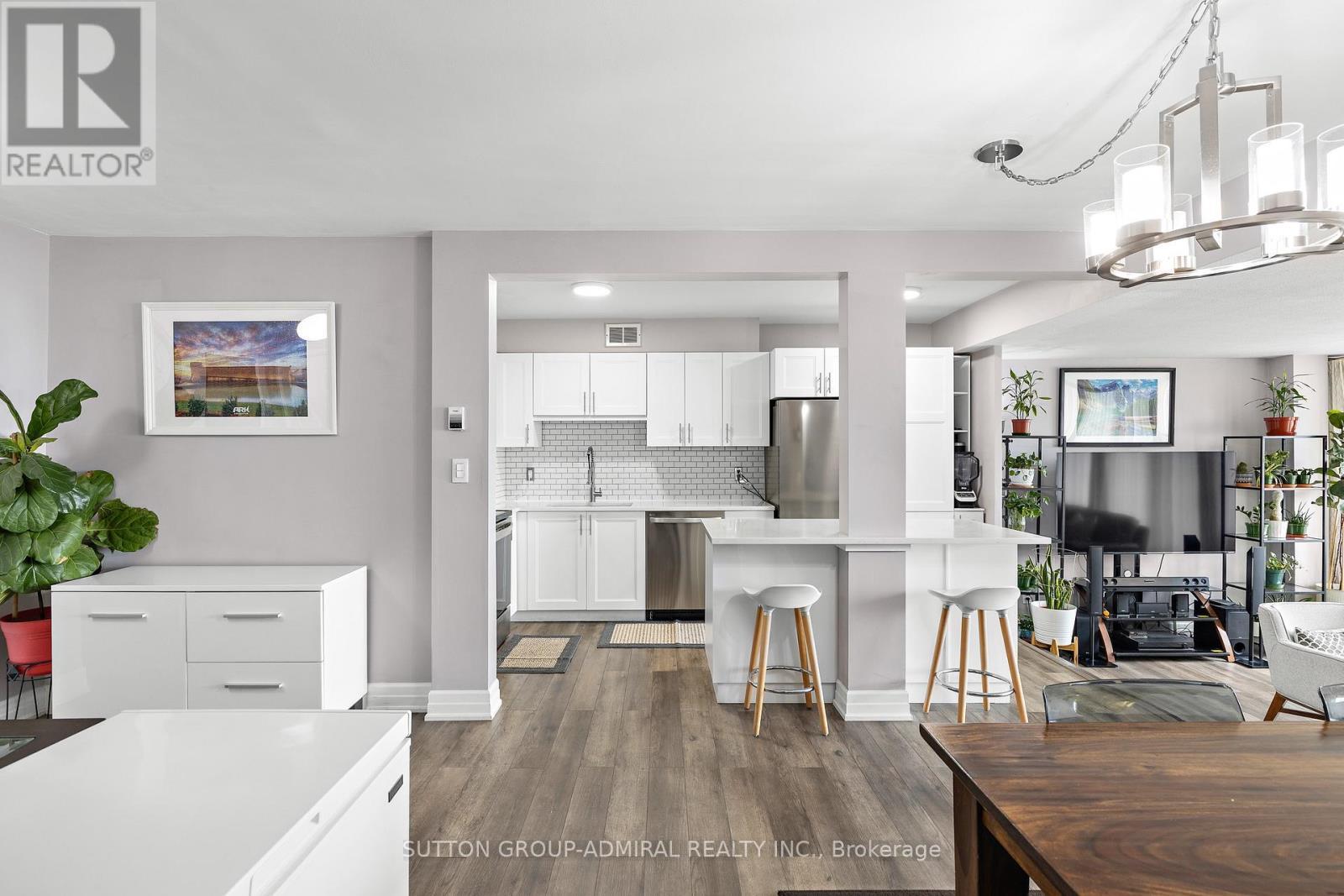 513 - 1 Four Winds Drive, Toronto, ON - Indoor Photo Showing Kitchen