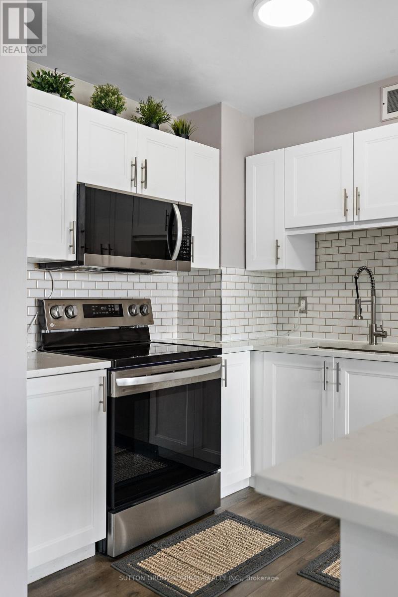 513 - 1 Four Winds Drive, Toronto, ON - Indoor Photo Showing Kitchen With Upgraded Kitchen