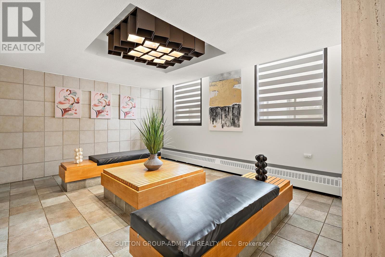 513 - 1 Four Winds Drive, Toronto, ON - Indoor