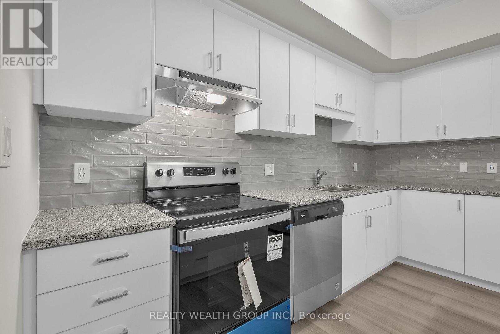 69 - 25 Isherwood Avenue N, Cambridge, ON - Indoor Photo Showing Kitchen With Stainless Steel Kitchen With Upgraded Kitchen