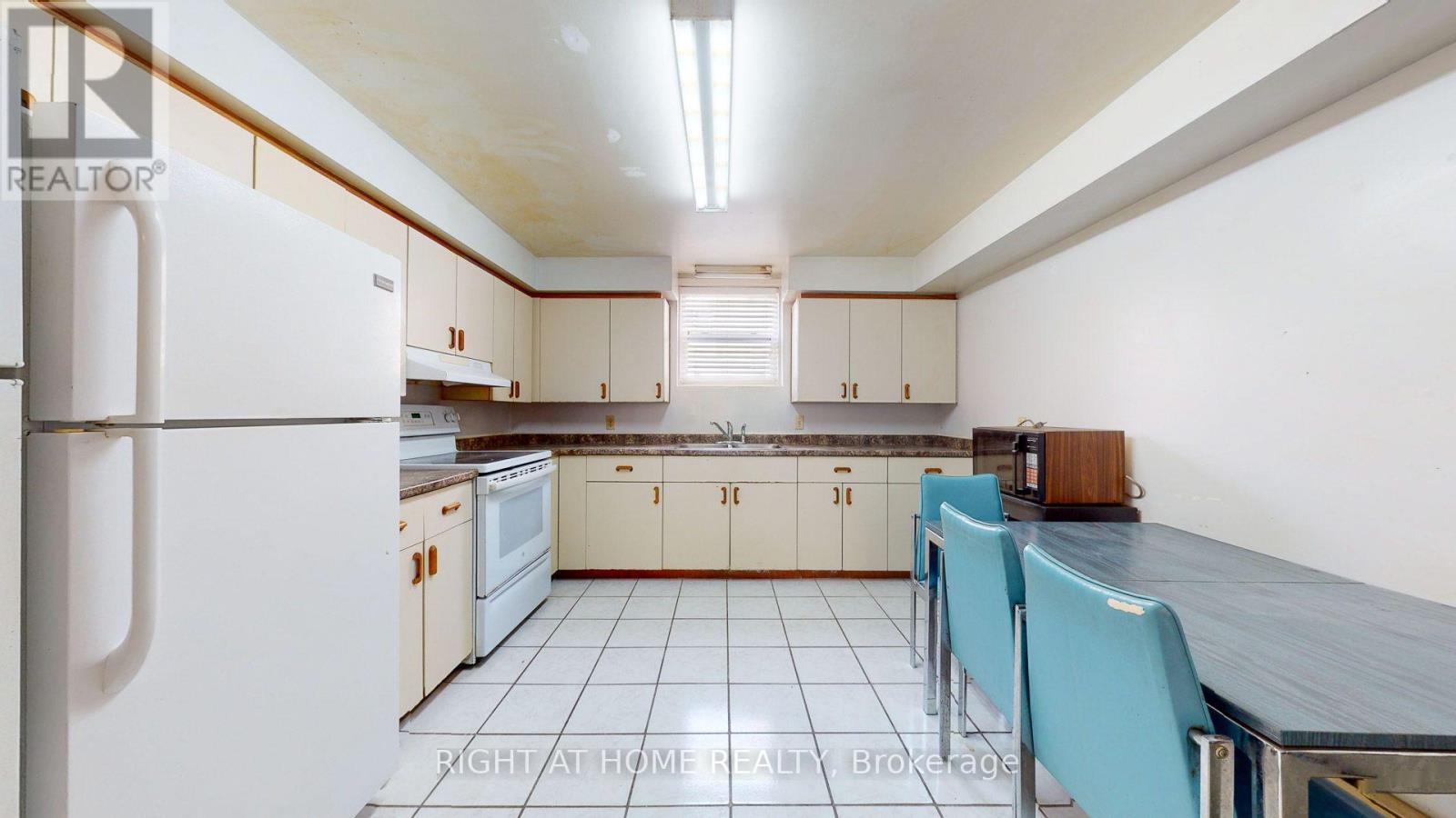 379 Erb Street W, Waterloo, ON - Indoor Photo Showing Kitchen With Double Sink
