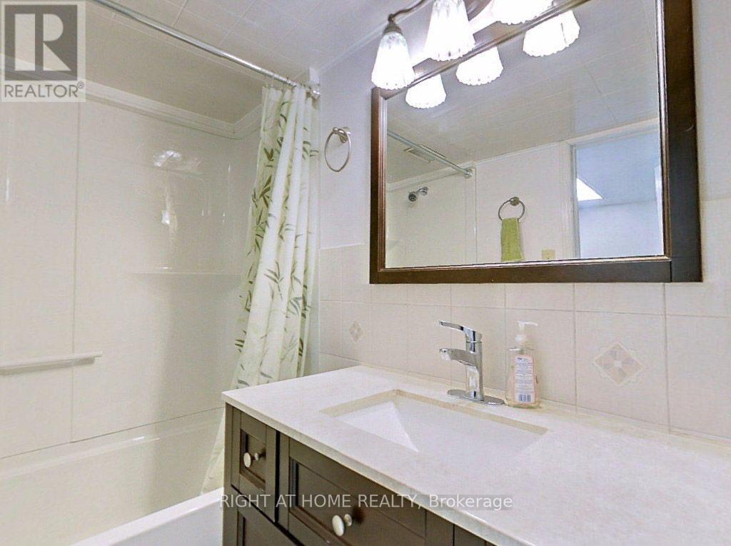 379 Erb Street W, Waterloo, ON - Indoor Photo Showing Bathroom