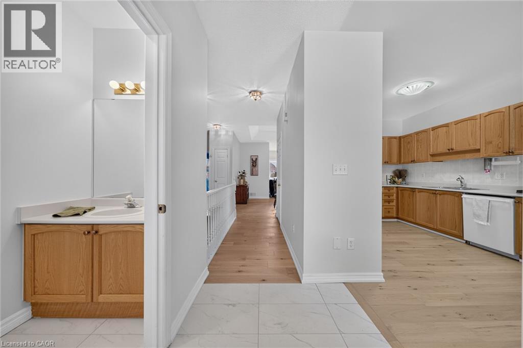 21 Twentyplace Boulevard, Hamilton, ON - Indoor Photo Showing Other Room