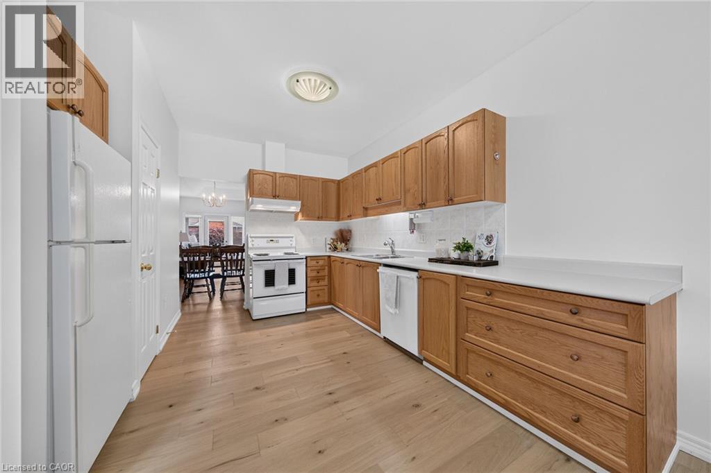 21 Twentyplace Boulevard, Hamilton, ON - Indoor Photo Showing Kitchen
