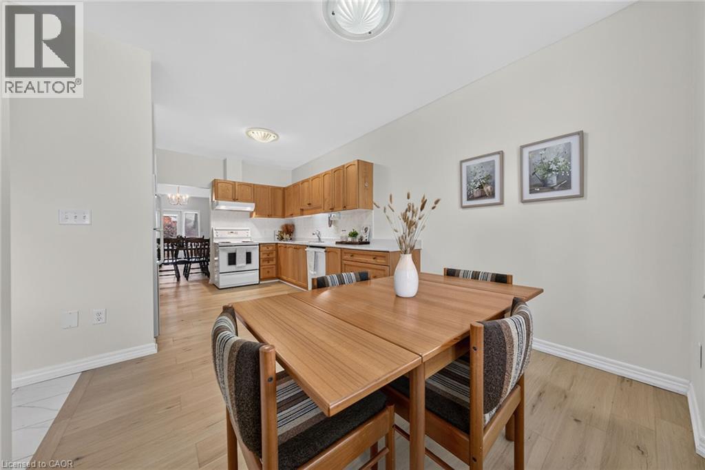 21 Twentyplace Boulevard, Hamilton, ON - Indoor Photo Showing Dining Room