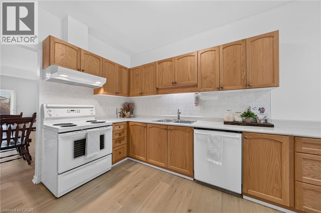 21 Twentyplace Boulevard, Hamilton, ON - Indoor Photo Showing Kitchen With Double Sink