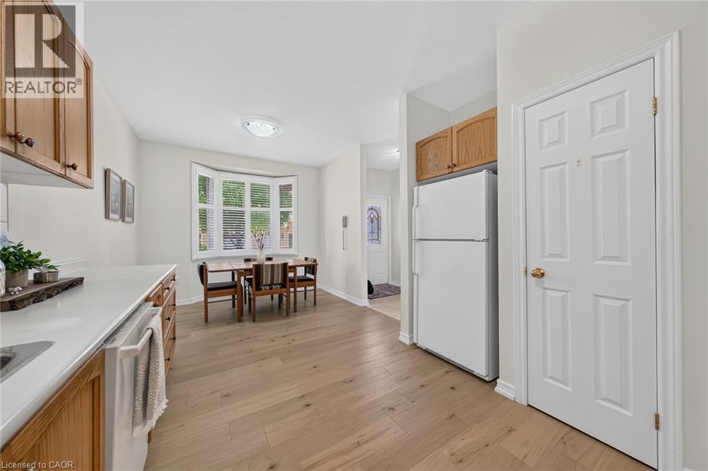 21 Twentyplace Boulevard, Hamilton, ON - Indoor Photo Showing Kitchen