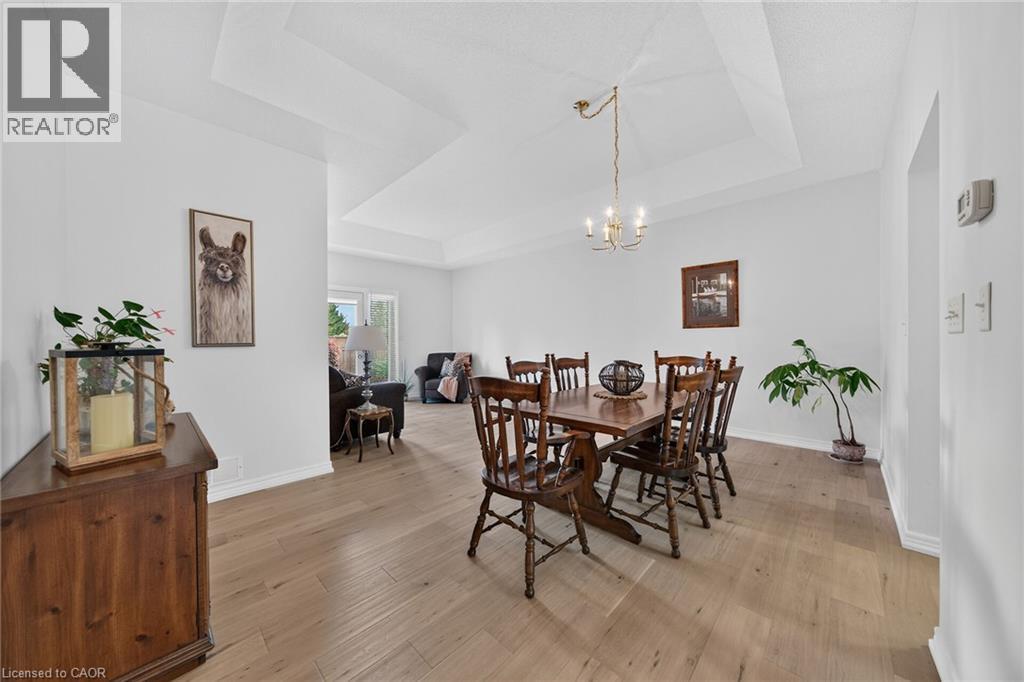 21 Twentyplace Boulevard, Hamilton, ON - Indoor Photo Showing Dining Room