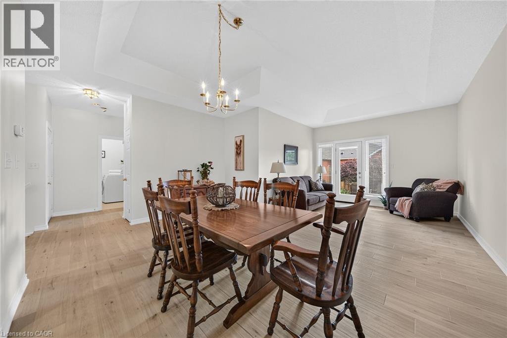 21 Twentyplace Boulevard, Hamilton, ON - Indoor Photo Showing Dining Room