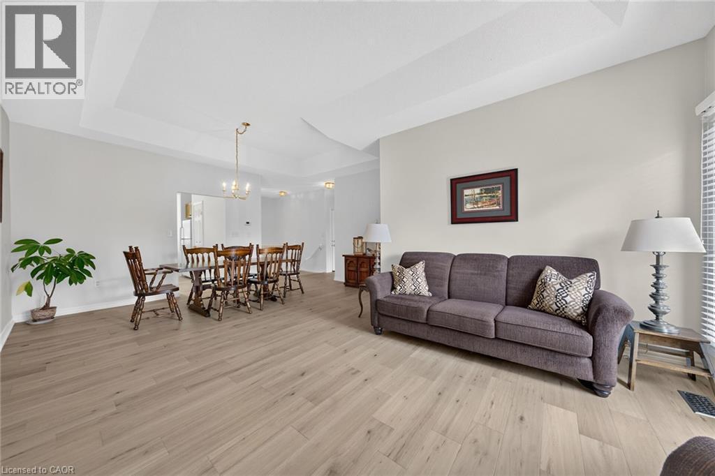 21 Twentyplace Boulevard, Hamilton, ON - Indoor Photo Showing Living Room