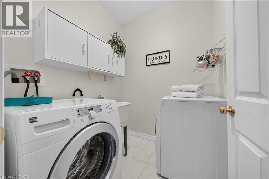 21 Twentyplace Boulevard, Hamilton, ON - Indoor Photo Showing Laundry Room