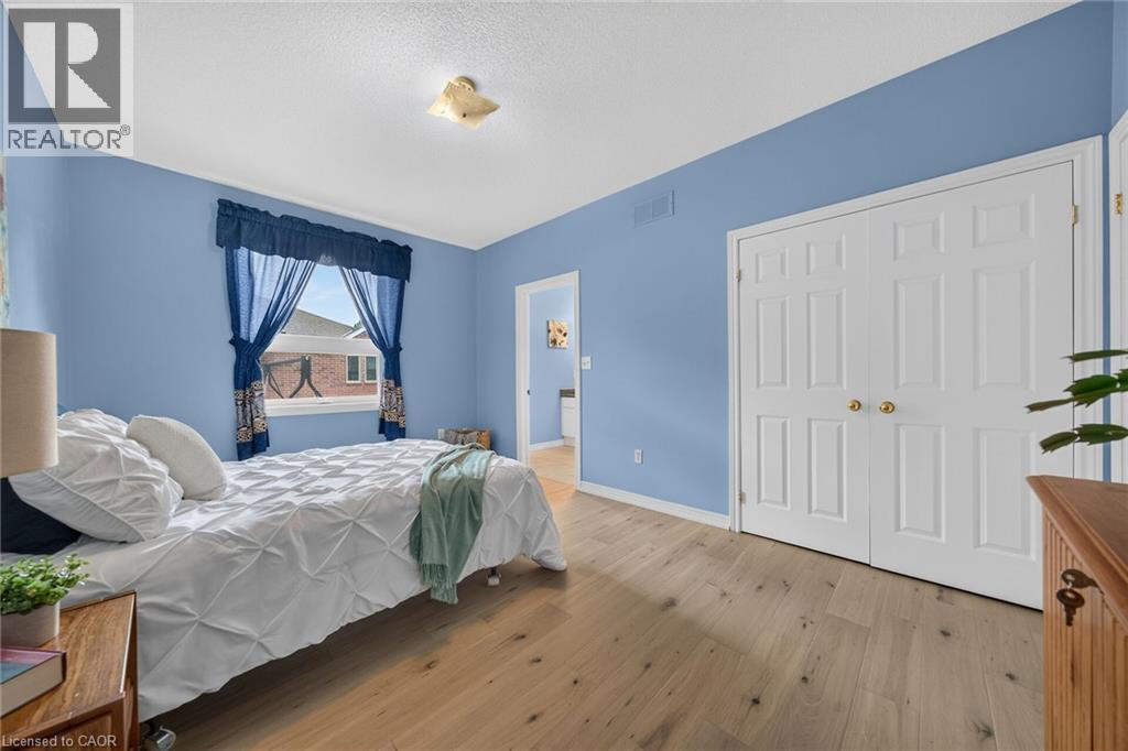 21 Twentyplace Boulevard, Hamilton, ON - Indoor Photo Showing Bedroom