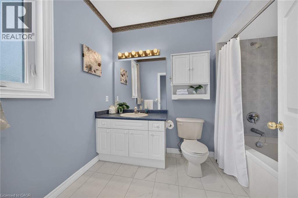 21 Twentyplace Boulevard, Hamilton, ON - Indoor Photo Showing Bathroom