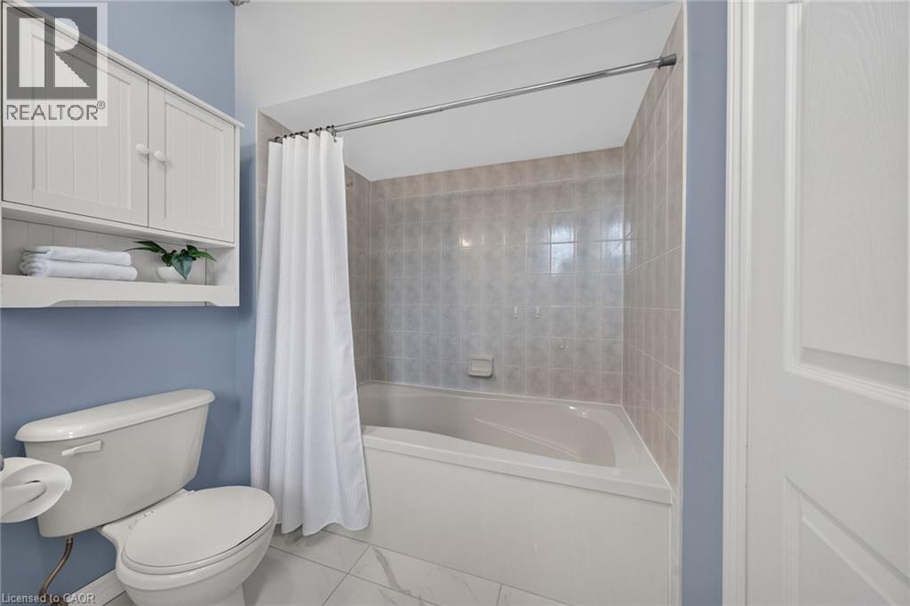 21 Twentyplace Boulevard, Hamilton, ON - Indoor Photo Showing Bathroom