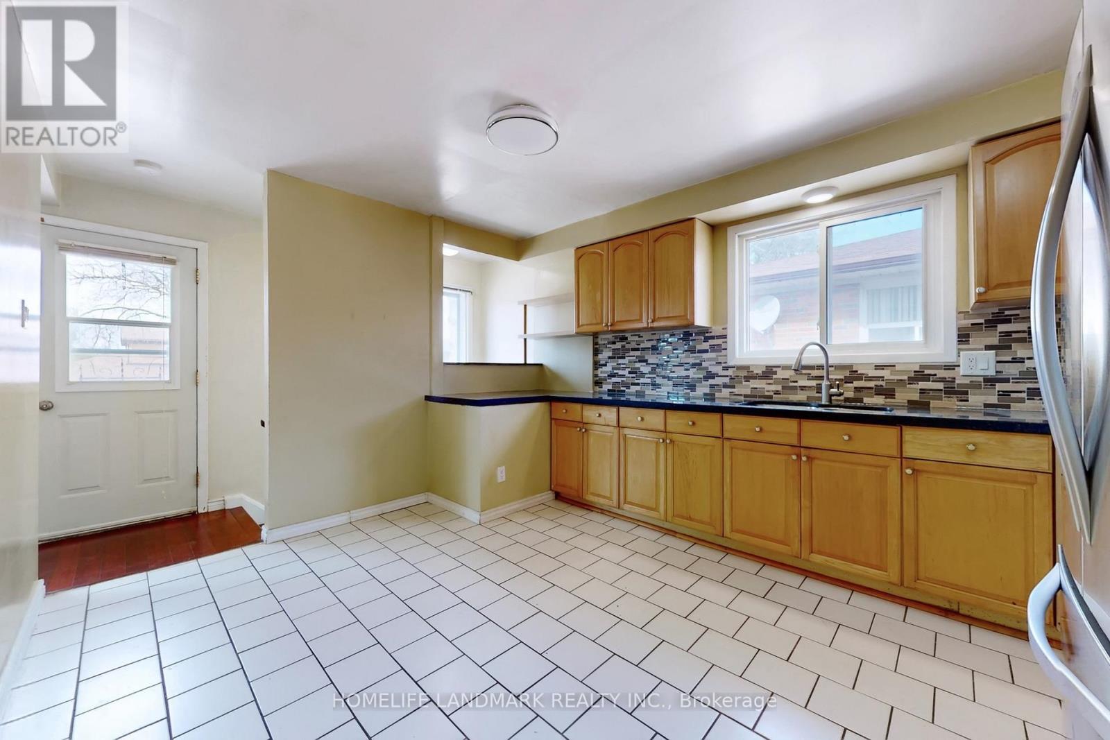 225 Pineway Boulevard, Toronto, ON - Indoor Photo Showing Kitchen