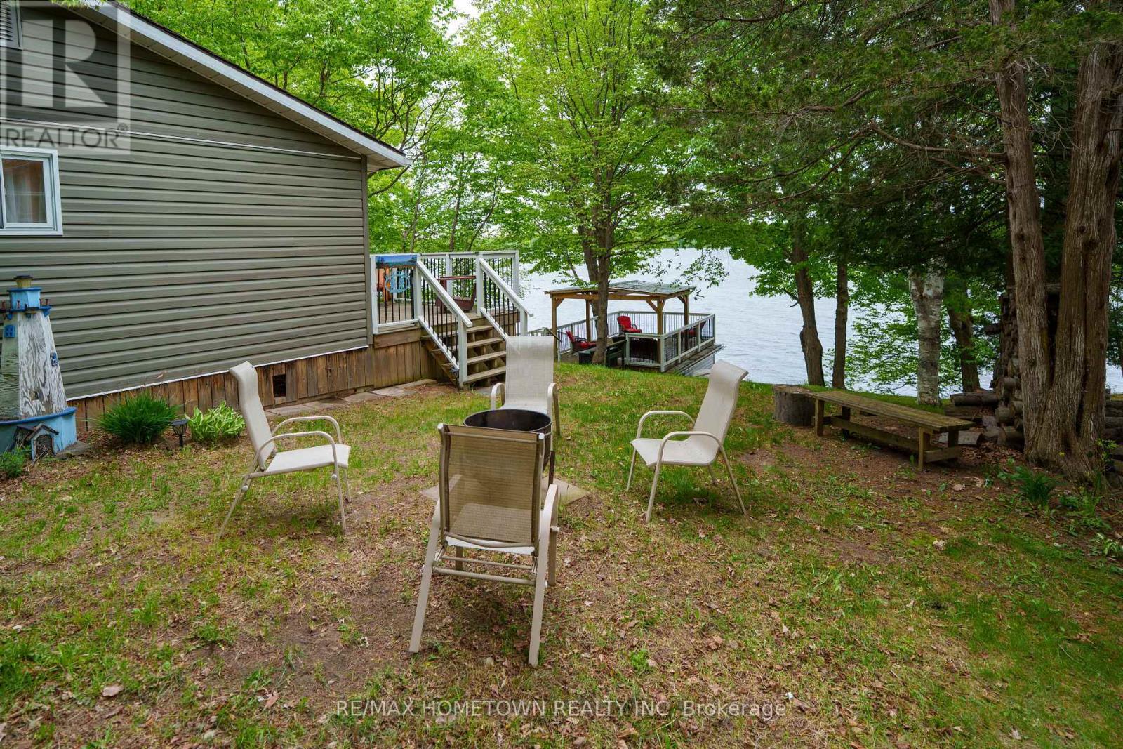 S'mores pls! Get roasting around the fire! - 66 Scott Lane, Rideau Lakes, ON - Outdoor