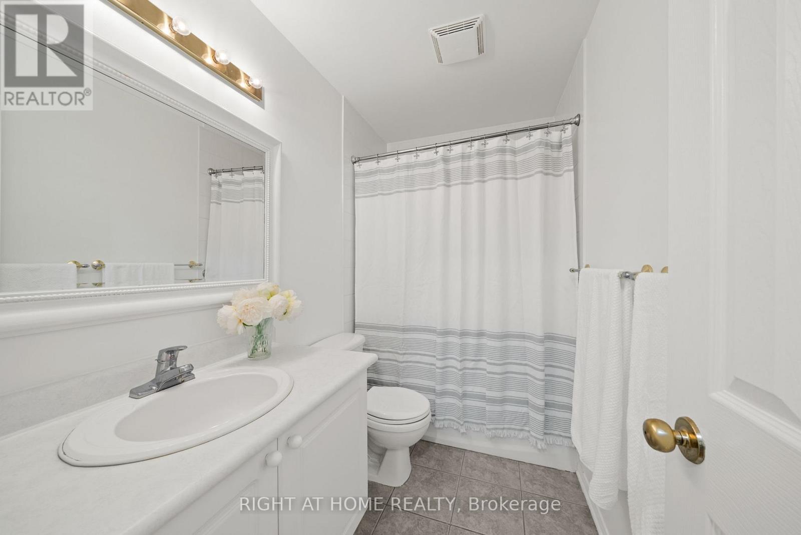 Main Bathroom - 120 Grandpark Circle, Ottawa, ON - Indoor Photo Showing Bathroom