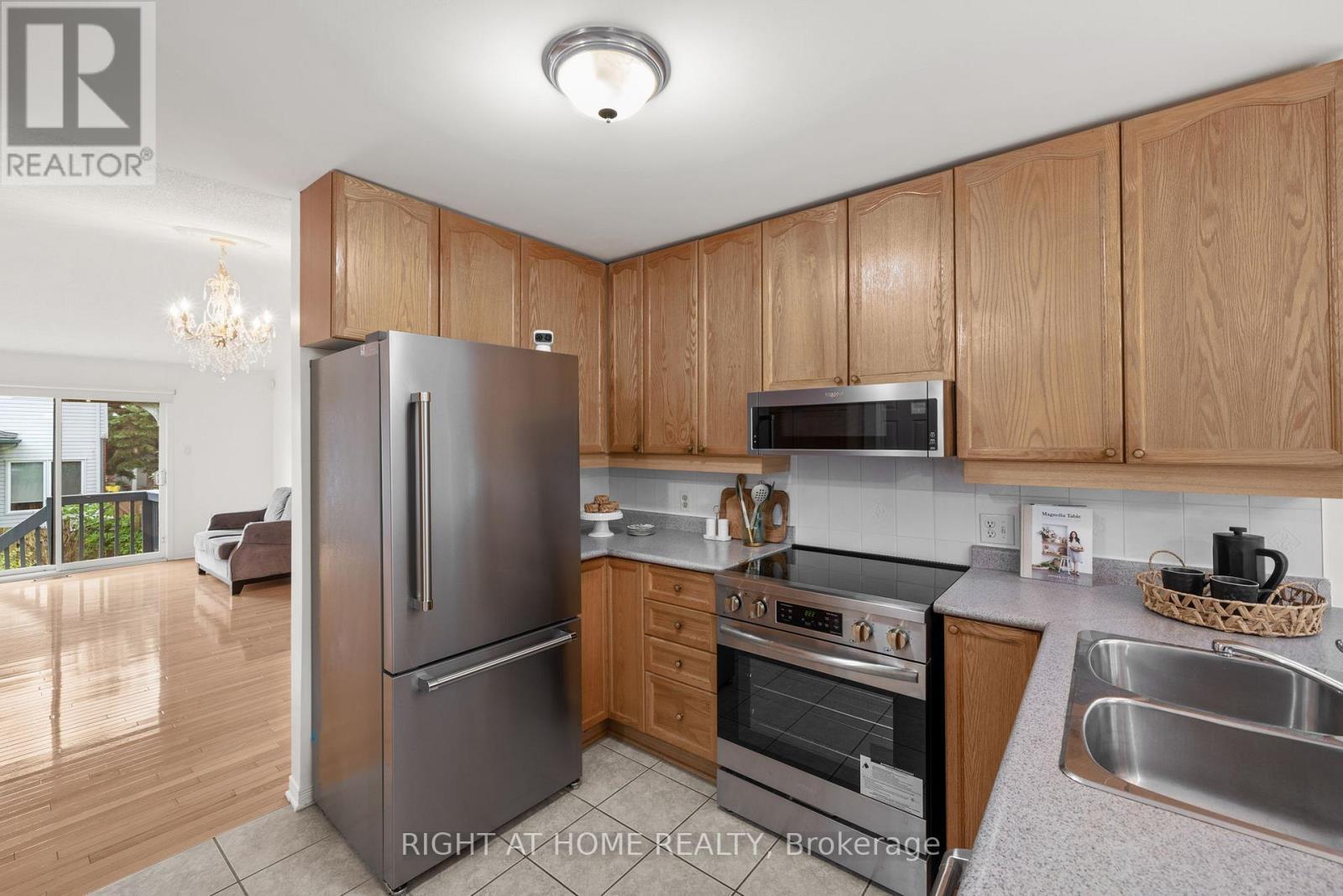 120 Grandpark Circle, Ottawa, ON - Indoor Photo Showing Kitchen With Double Sink