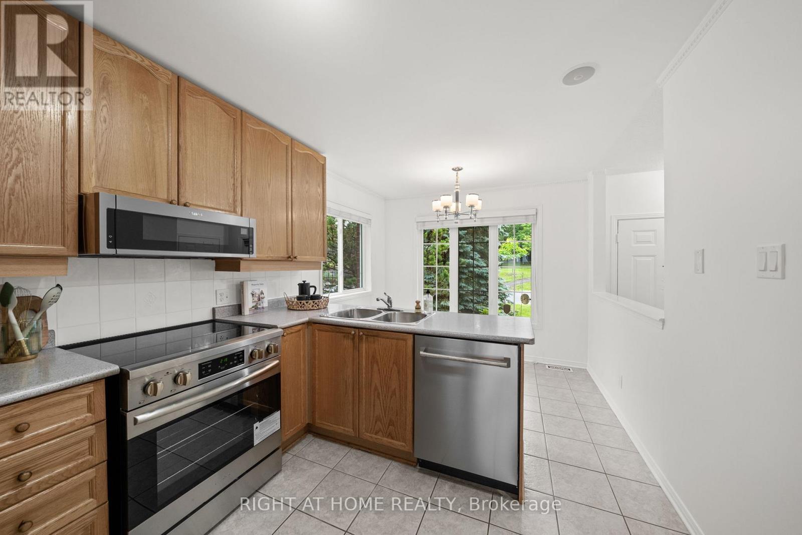 120 Grandpark Circle, Ottawa, ON - Indoor Photo Showing Kitchen With Double Sink