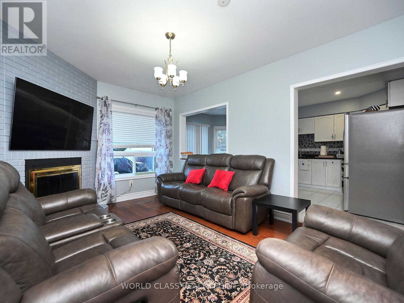 6136 Ford Road, Mississauga, ON - Indoor Photo Showing Living Room With Fireplace