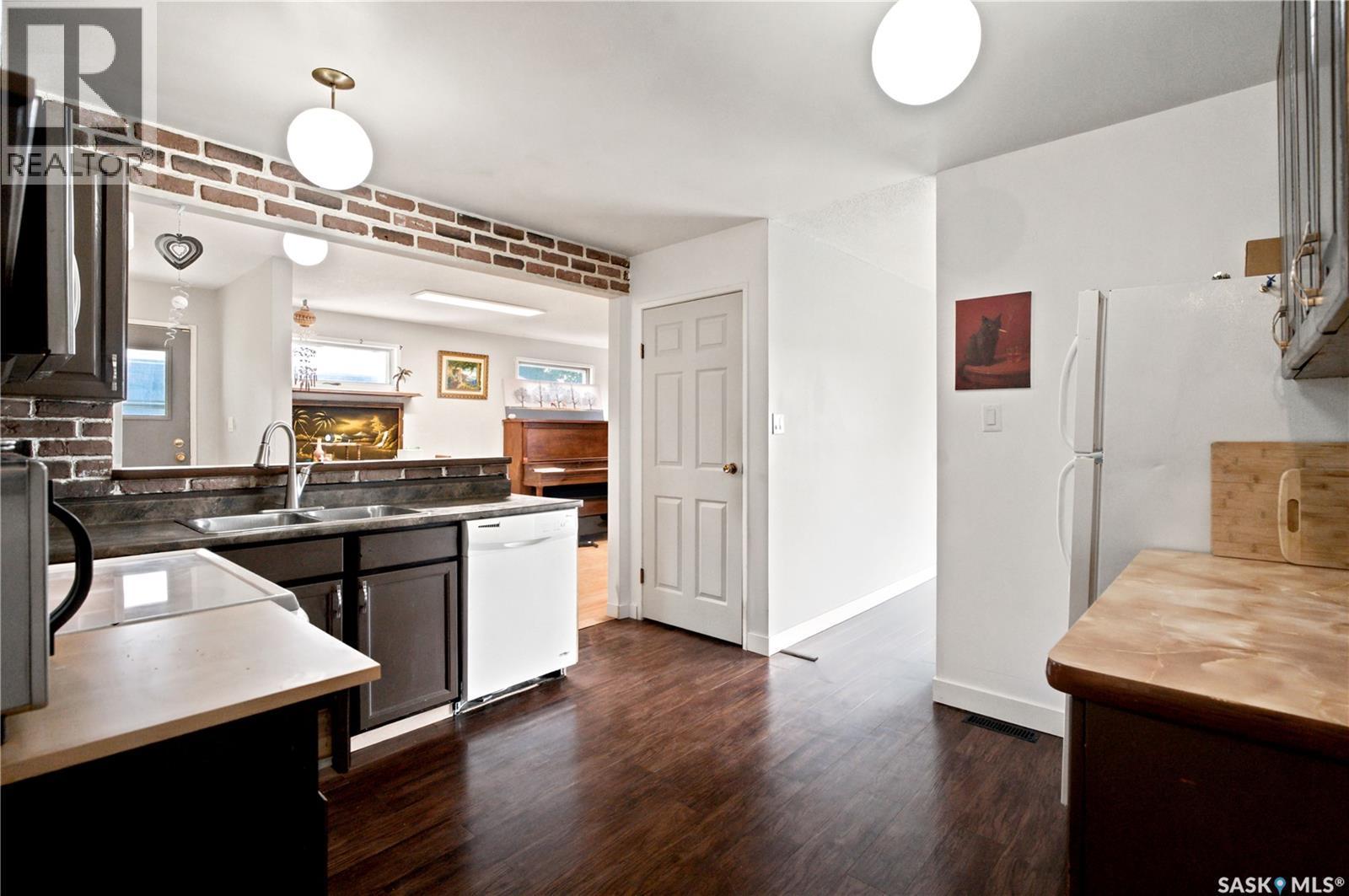 310 Douglas Crescent, Saskatoon, SK - Indoor Photo Showing Kitchen With Double Sink