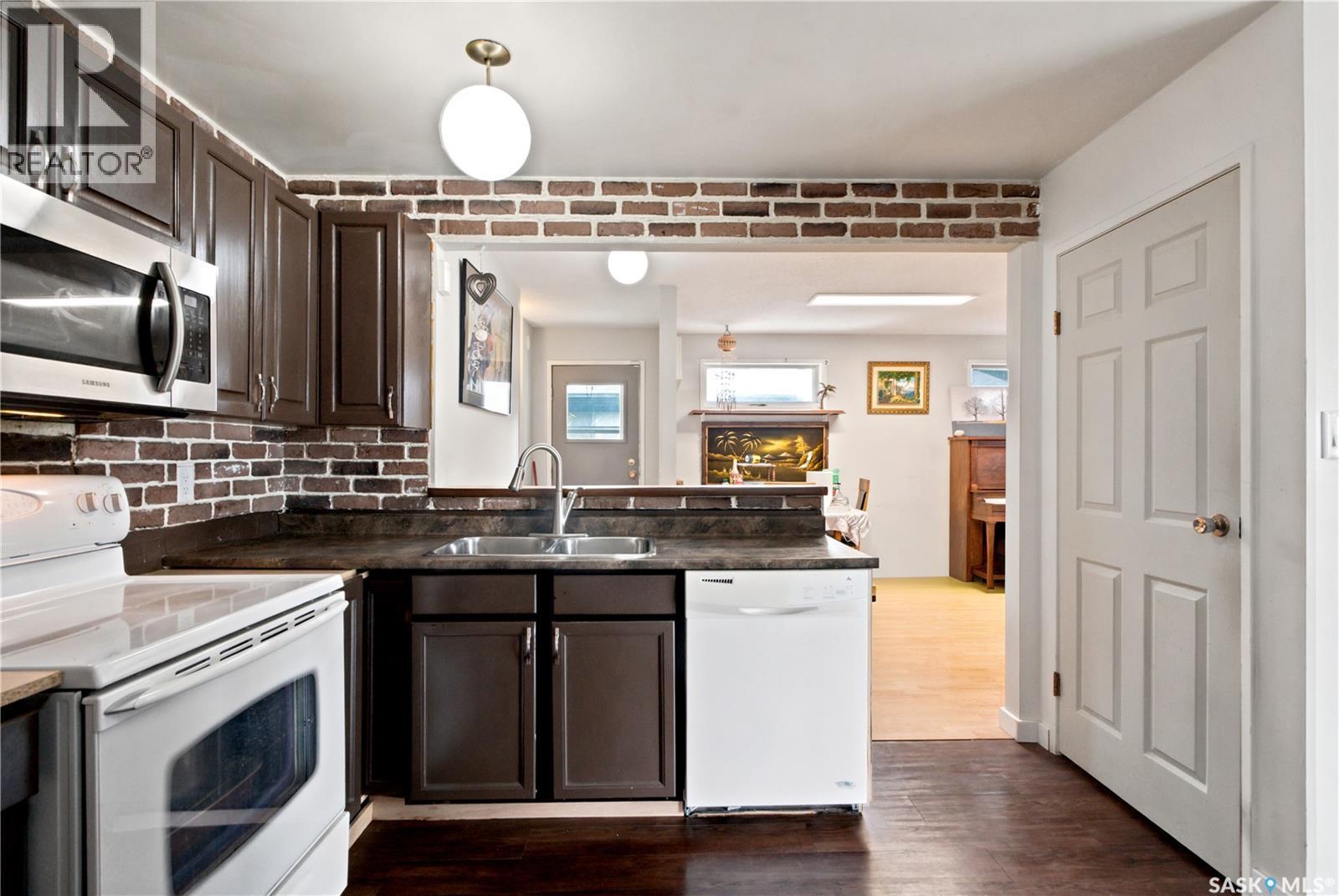 310 Douglas Crescent, Saskatoon, SK - Indoor Photo Showing Kitchen With Double Sink