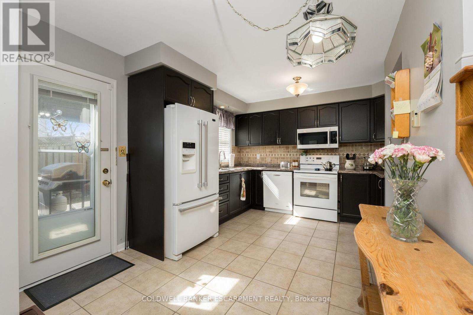 593 Caverhill Crescent, Milton, ON - Indoor Photo Showing Kitchen