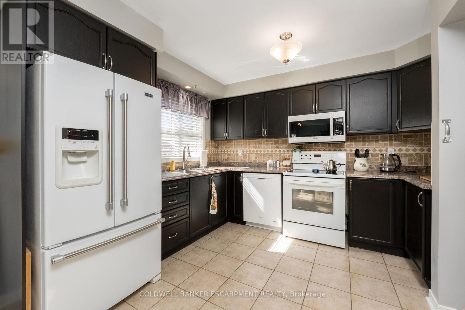 593 Caverhill Crescent, Milton, ON - Indoor Photo Showing Kitchen