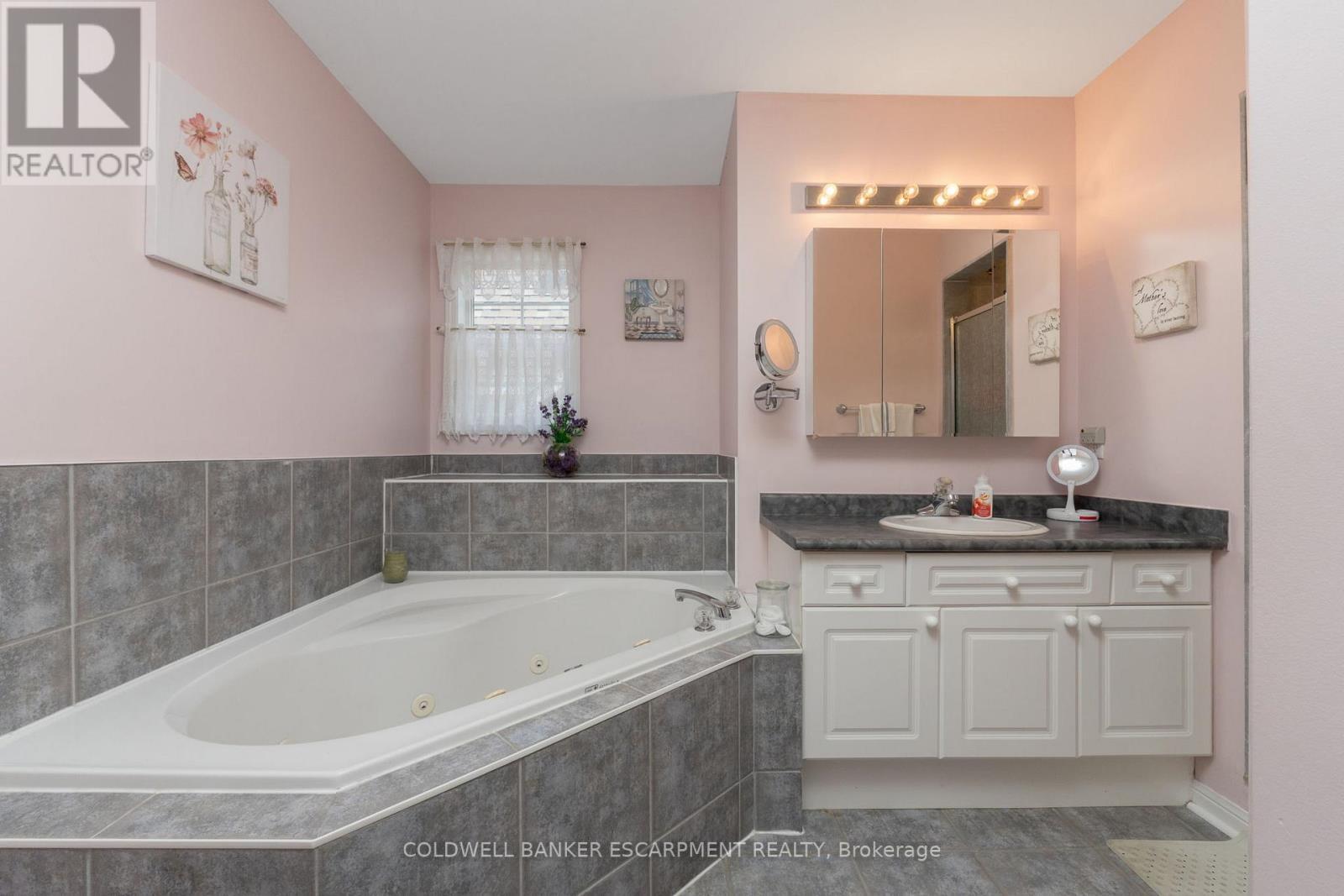 593 Caverhill Crescent, Milton, ON - Indoor Photo Showing Bathroom