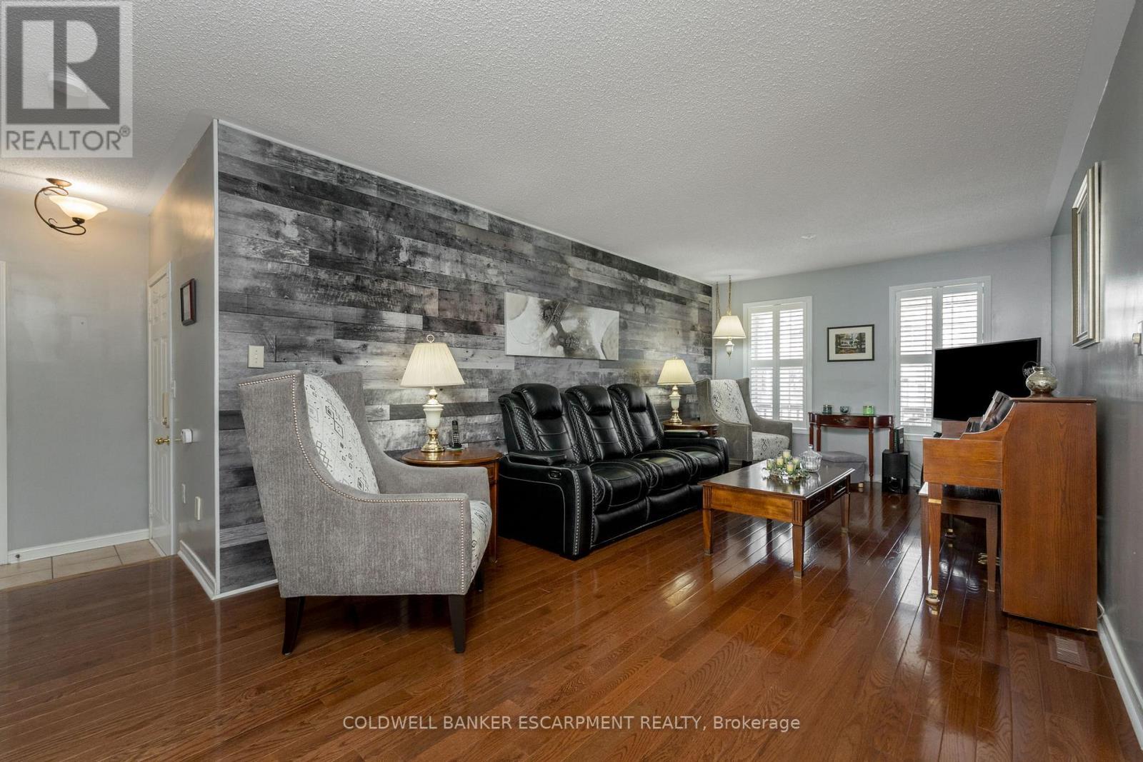593 Caverhill Crescent, Milton, ON - Indoor Photo Showing Living Room