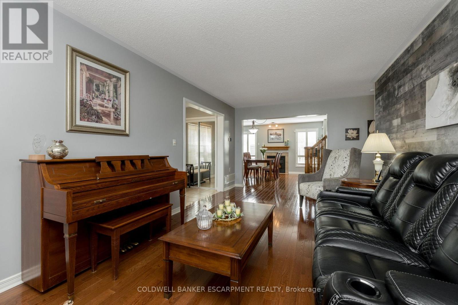 593 Caverhill Crescent, Milton, ON - Indoor Photo Showing Living Room