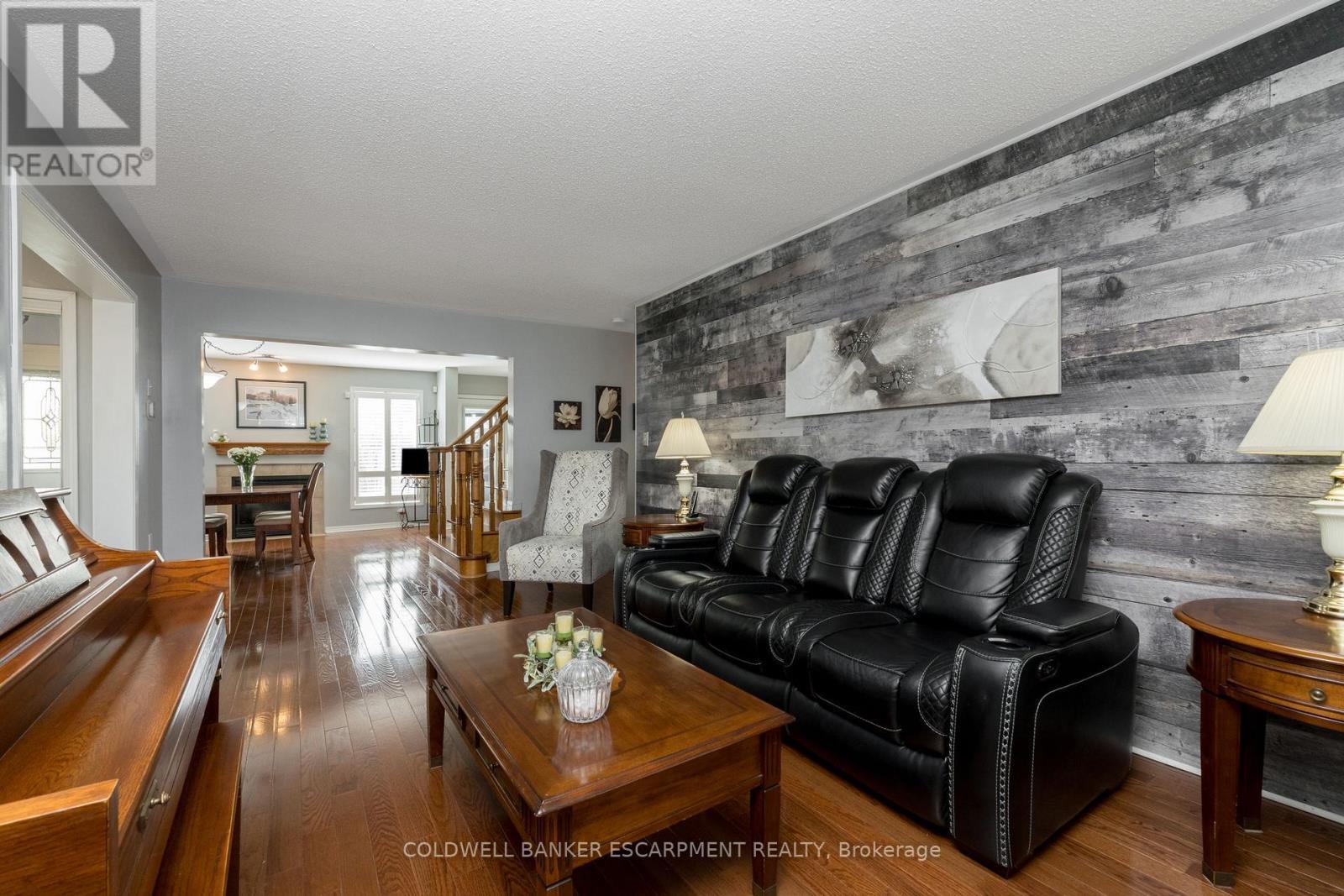 593 Caverhill Crescent, Milton, ON - Indoor Photo Showing Living Room