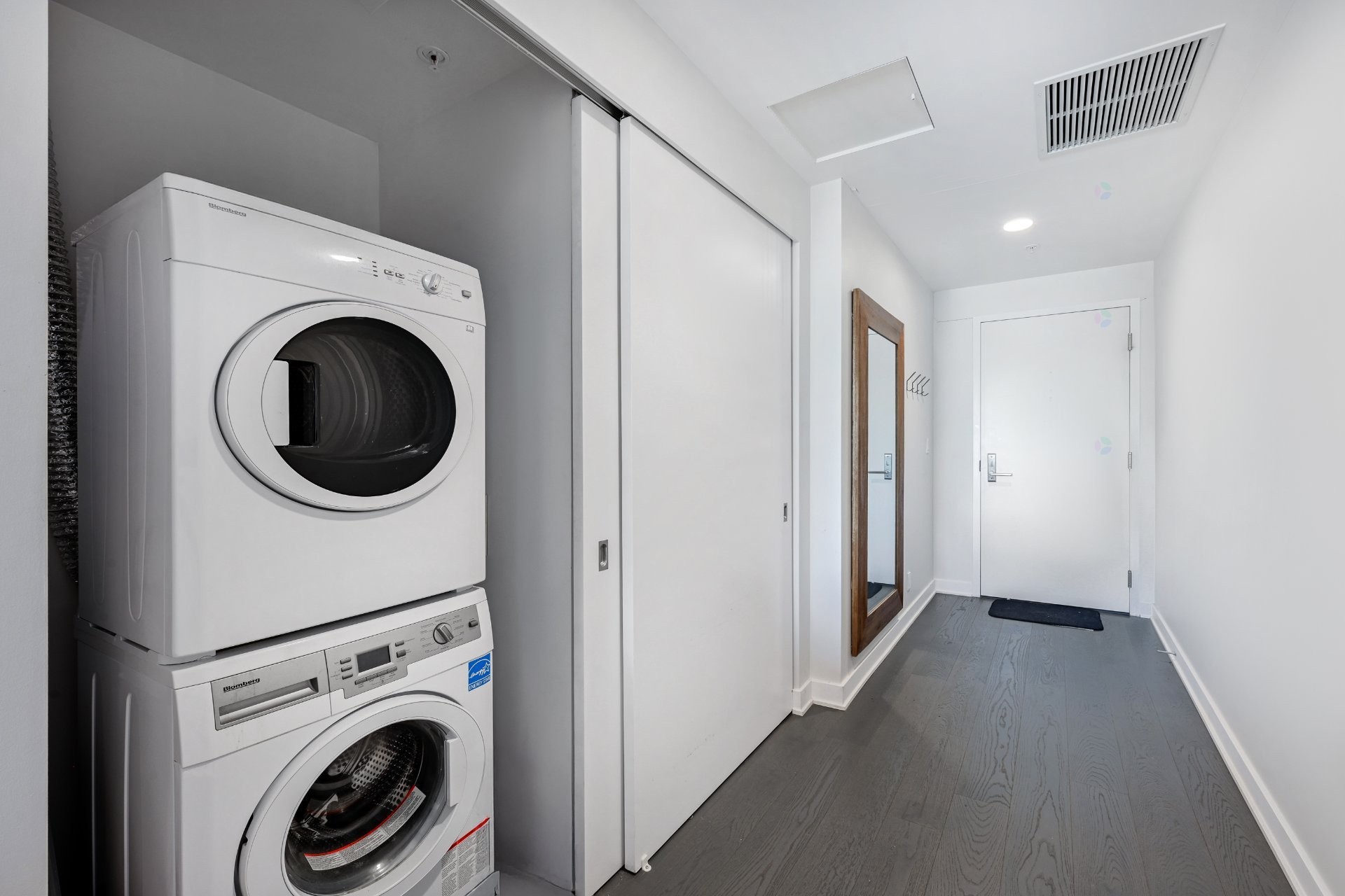 Salle de lavage - 4416-1288 Av. Des Canadiens-De-Montréal, Montréal (Ville-Marie), QC - Indoor Photo Showing Laundry Room